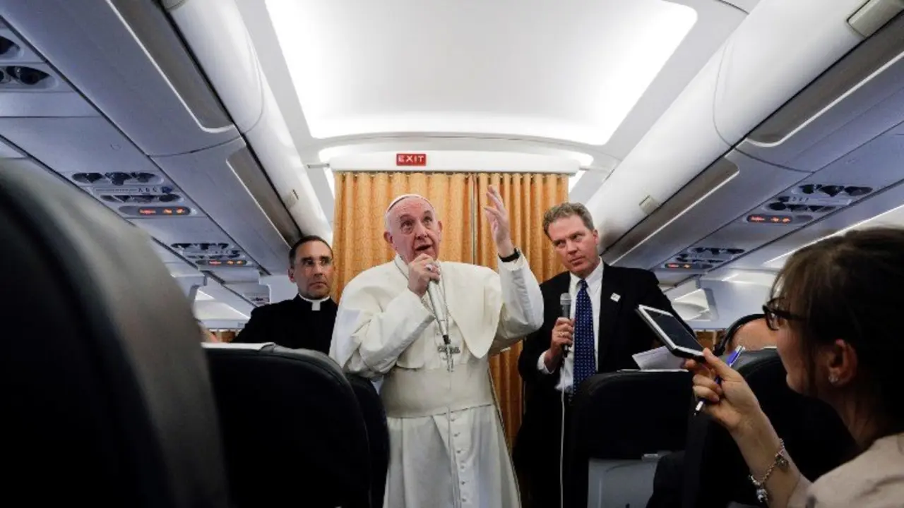 Pope Francis speaks to the press from aboard his plane on April 29, 2017, on his return flight from Cairo to Rome. / AFP PHOTO / POOL / GREGORIO BORGIA