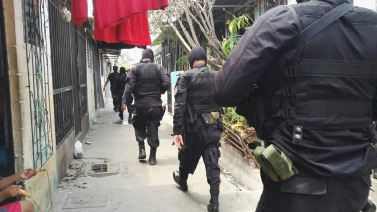 polic&iacute;as patrullan