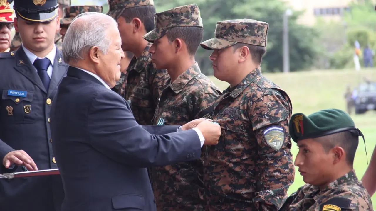 Salvador S&aacute;nchez Cer&eacute;n en el D&iacute;a del Soldado