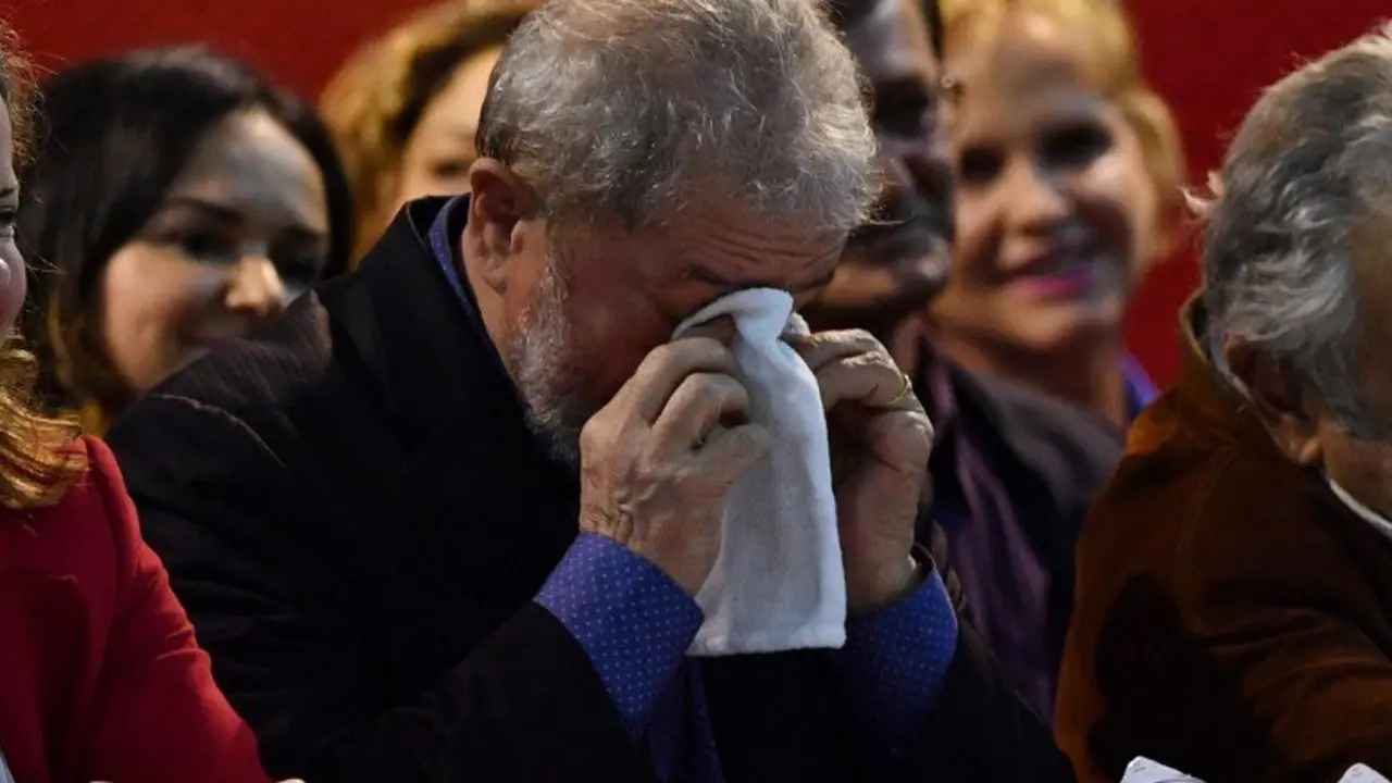 Former Brazilian president Luiz Inacio Lula Da Silva gestures during the Workers' Party (PT) Congress in Sao Paulo, Brazil on May 5, 2017. / AFP PHOTO / NELSON ALMEIDA