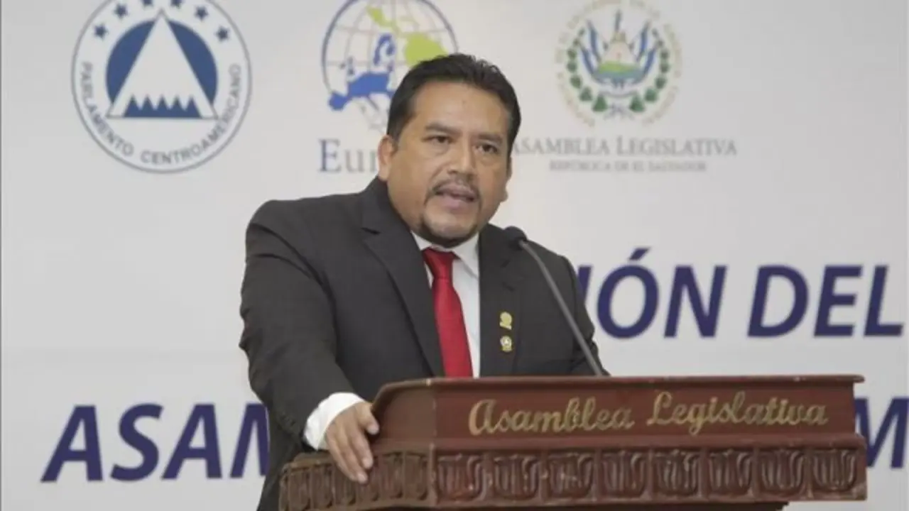 Leonel B&uacute;caro