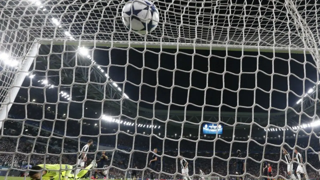 Dani Alves ya marc&oacute; el segundo gol de la Juventus frente al M&oacute;naco