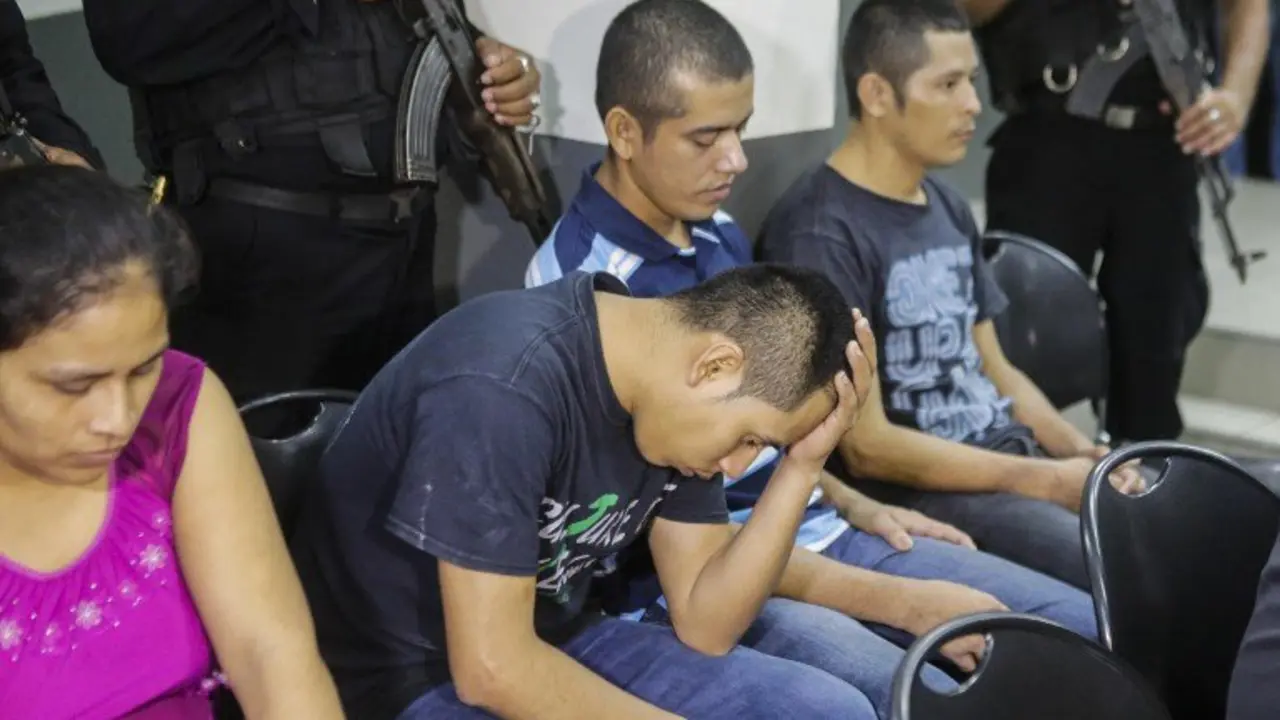 Evangelical pastor Juan Rocha (C-dark t-shirt) gestures upon hearing his sentence to 30 years of imprisonment for the abduction and murder of Vilma Trujillo, in Managua on May 9, 2017.
A pastor who carried out an exorcism in remote Nicaragua that resulted in the death of a 25-year-old mother of two was found guilty of murder on Tuesday. A Managua jury announced the conviction of Evangelical pastor Juan Rocha and four followers over the deadly rite, carried out February 15 to 21 in the isolated village of El Cortezal in northeastern Nicaragua. Rocha and three of the others were also found guilty of illegal detention. / AFP PHOTO / INTI OCON