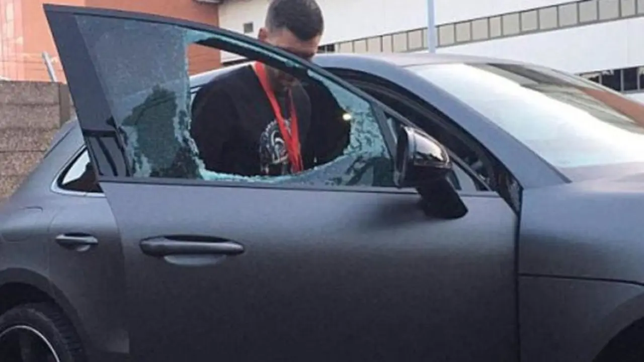 Coutinho y su carro apedreado