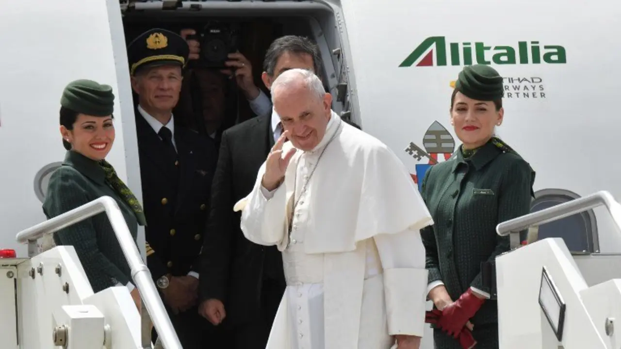 Pope Francis boards an Alitalia flight to Monte Real and the Sanctuary of Our Lady of Fatima in Portugal, on May 12, 2017 at the Fiumicino airport of Rome. Pope Francis is heading to Fatima today on a pilgrimage that will attract up to a million faithful and see the pontiff canonise two child shepherds who reported apparitions of the Virgin Mary 100 years ago. / AFP PHOTO / Andreas SOLARO