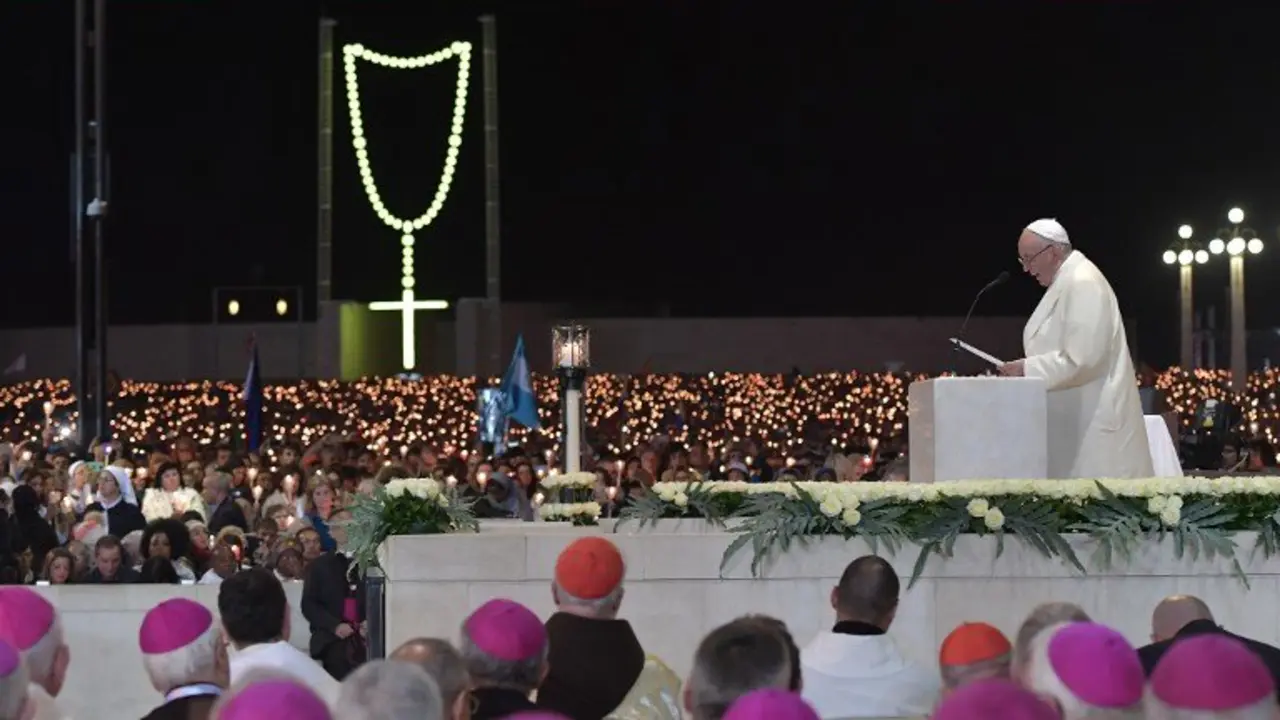 Pope Francis (R) speaks during the Blessing for the Candles from the Chapel of the Apparitions, in Fatima on May 12, 2017. 
Two of the three child shepherds who reported apparitions of the Virgin Mary in Fatima, Portugal, one century ago, will be declared saints on May 13, 2017 by Pope Francis.
The canonisation of Jacinta and Francisco Marto will take place during the Argentinian pontiff's visit to a Catholic shrine visited by millions of pilgrims every year. / AFP PHOTO / Tiziana FABI