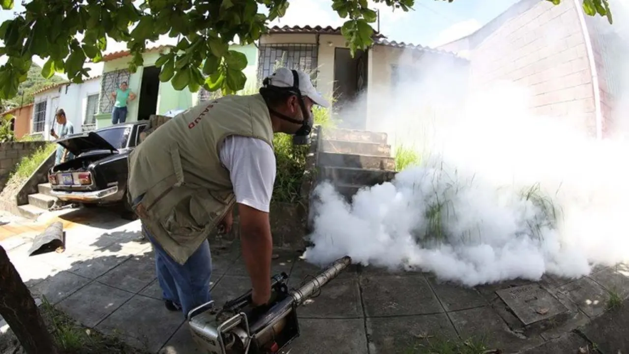 San Salvador, 21 de junio de 2014Promotores de salud, del Ministerio de Salud, desarollan un plan de prevenci&oacute;n en la zonas afectadas por la enfermedad Chikungunya, la colonia El Escorial, de Ayutuxtepeque.Foto D1: Nelson Due&ntilde;as