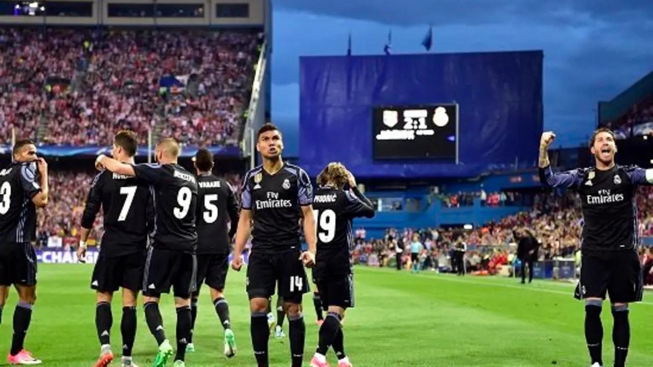 Real Madrid players celebrate a goal during the UEFA Champions League semifinal second leg football match Club Atletico de Madrid vs Real Madrid CF at the Vicente Calderon stadium in Madrid, on May 10, 2017. / AFP PHOTO / GERARD JULIEN