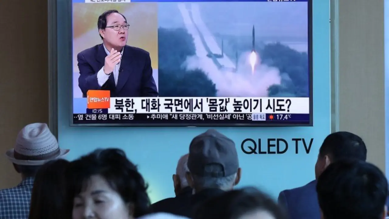 People watch a television news programme, showing file footage of a North Korean missile launch, at a railway station in Seoul on May 14, 2017.
North Korea fired a ballistic missile on May 14 in an apparent bid to test the South's new liberal president and the US which have both signalled an interest in negotiations to ease months of tensions. / AFP PHOTO / YONHAP / str /  - South Korea OUT / REPUBLIC OF KOREA OUT  NO ARCHIVES  RESTRICTED TO SUBSCRIPTION USE    
