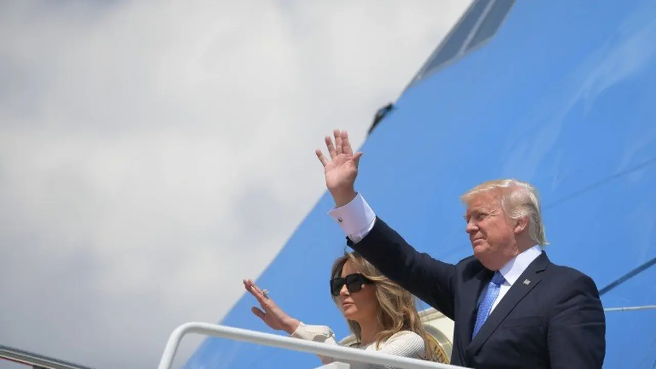 Donald Trump y su esposa Melania al iniciar el primer viaje de su mandato