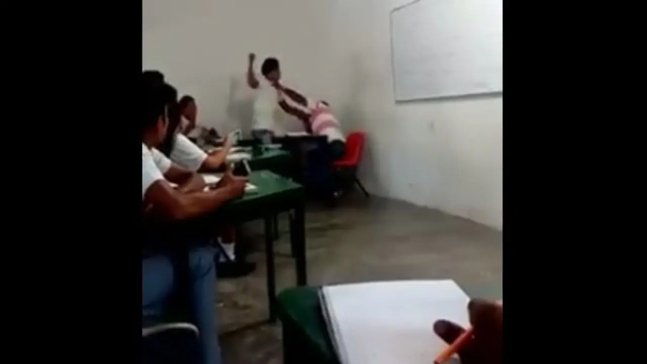 Alumno golpea a su maestro en Mexico