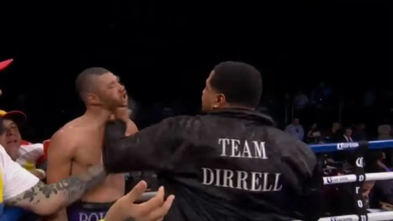 Entrenador de un boxeador entra al ring a golpear al oponente