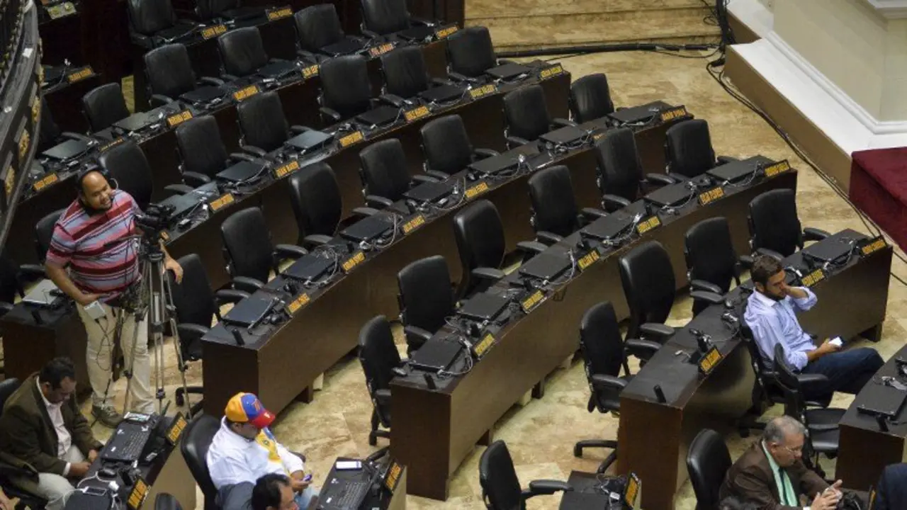 Picture of the empty chairs of deputies of the ruling Venezuela's United Socialist Party (PSUV), taken during a National Assembly session in Caracas, on May 23, 2017.
Venezuelan President Nicolas Maduro formally launched moves to rewrite the constitution, defying opponents who accuse him of clinging to power in a political crisis that has sparked deadly unrest. The opposition-controlled National Assembly promptly rejected Maduro's plan. / AFP PHOTO / LUIS ROBAYO