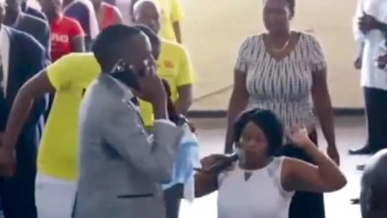 Pastor de Zimbabue habla por tel&eacute;fono con Dios
