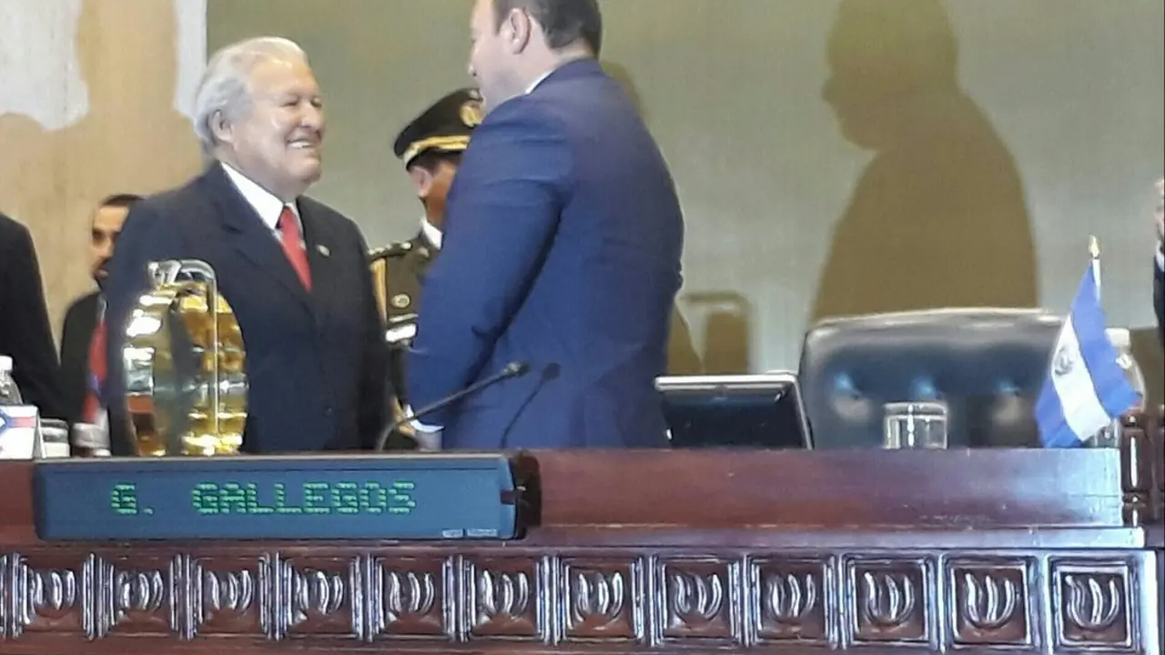 S&aacute;nchez Cer&eacute;n en Asamblea Legislativa para solicitar permiso para viajar