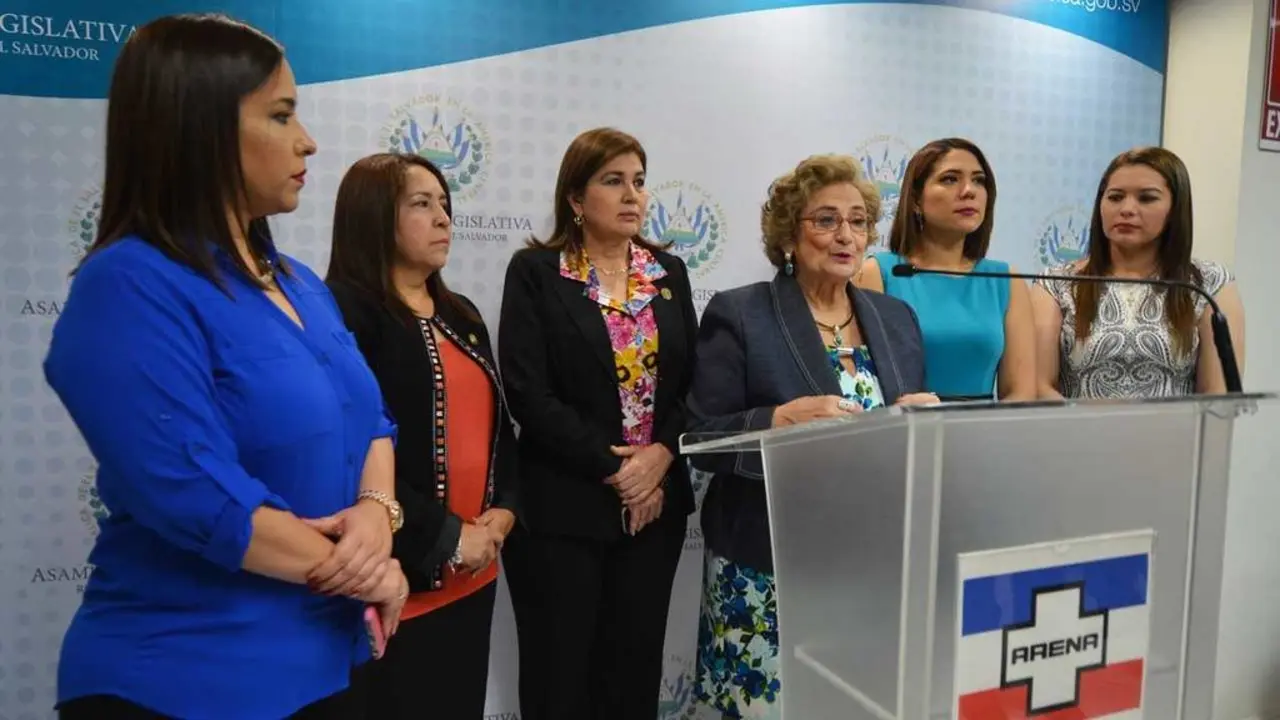 San Salvador.- 15032017.- En el Salon Azul se realiz&Ucirc; la Sesi&Ucirc;n Plenaria numero  en donde varios diputados no asistieron y se tocaron muy pocas correspondencia.Foto edh por Mauricio C&middot;ceres 