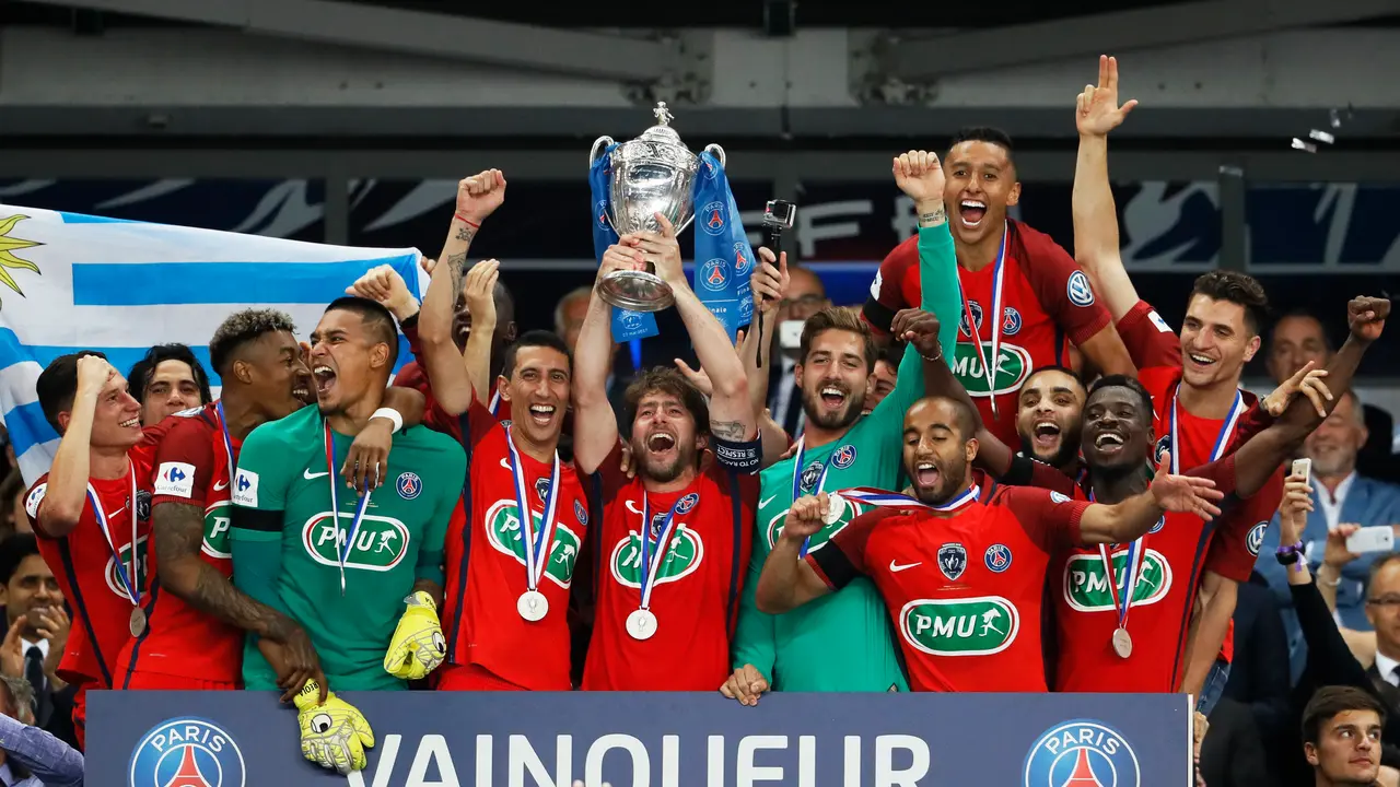 Paris Saint-Germain's Brazilian defender Maxwell (C) holds the trophy as he celebrates winning the French Cup final football match between Paris Saint-Germain (PSG) and Angers (SCO) on May 27, 2017, at the Stade de France in Saint-Denis, north of Paris. / AFP PHOTO / Thomas Samson