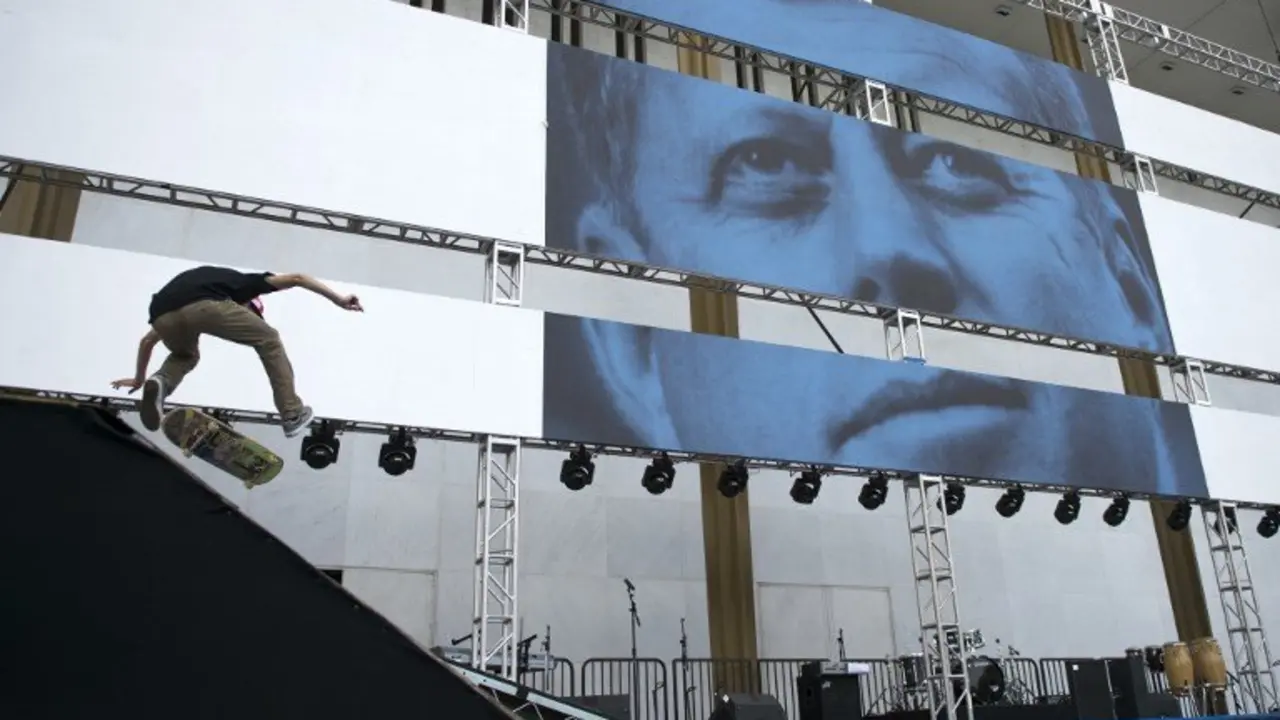 A skateboarder does a trick near a picture of John F. Kennedy at Kennedy Center for the Performing Arts as part of the JFK Centennial celebrations in Washington, DC on May 26, 2017.  / AFP PHOTO / ANDREW CABALLERO-REYNOLDS