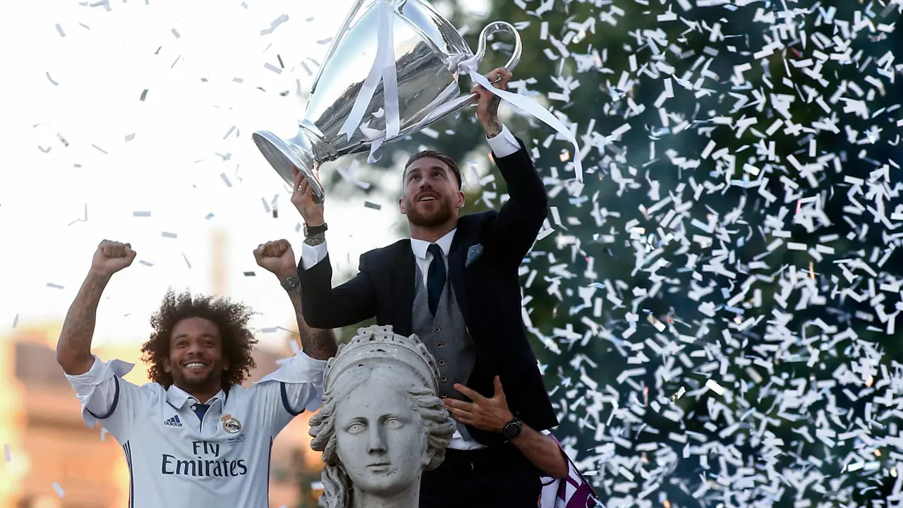 Marcelo y Sergio Ramos en la plaza Cibeles, que una vez m&aacute;s se visti&oacute; de gloria.