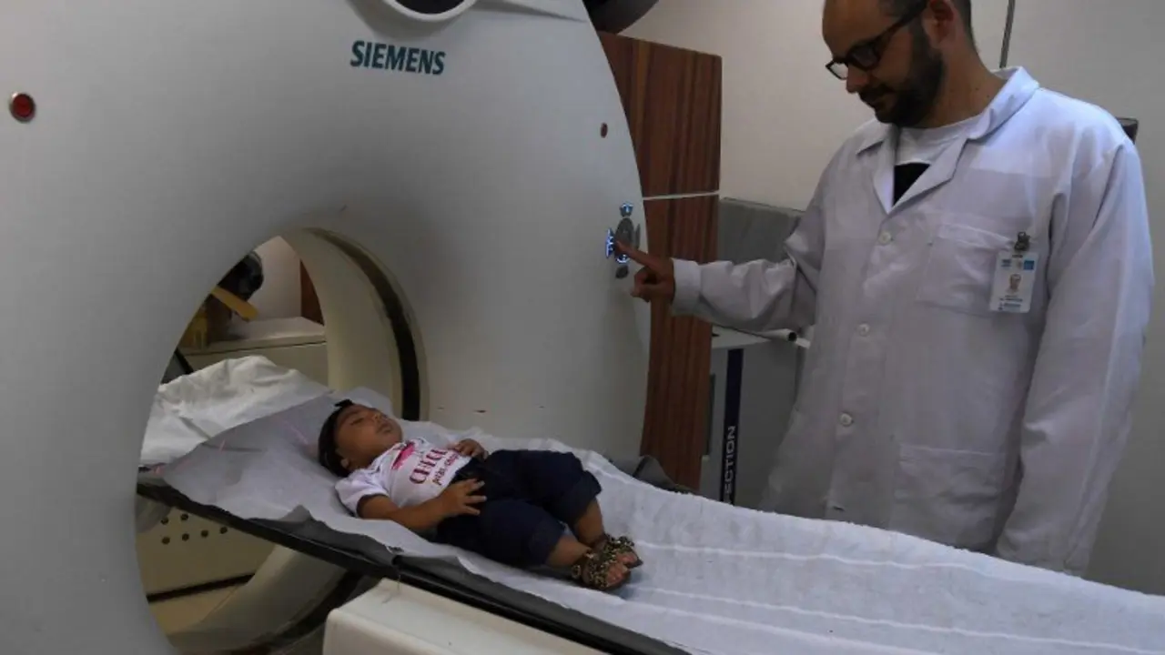 Four-month-old baby Maria Fernanda is examined at the State Brain Institute (IEC) in Rio de Janeiro, Brazil on January 2, 2017. 
Maria Fernanda's mother Brenda was infected with the zika virus, transmitted by the Aedes aegypti mosquito, while pregnant and her daughter was born with microcephaly, during a 2015-2016 wave of babies born with that condition, which involves a smaller-than-normal head size. / AFP PHOTO / VANDERLEI ALMEIDA