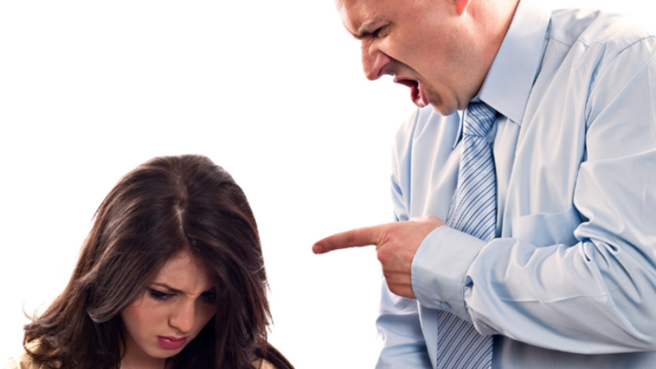 Jefe grita a empleada
