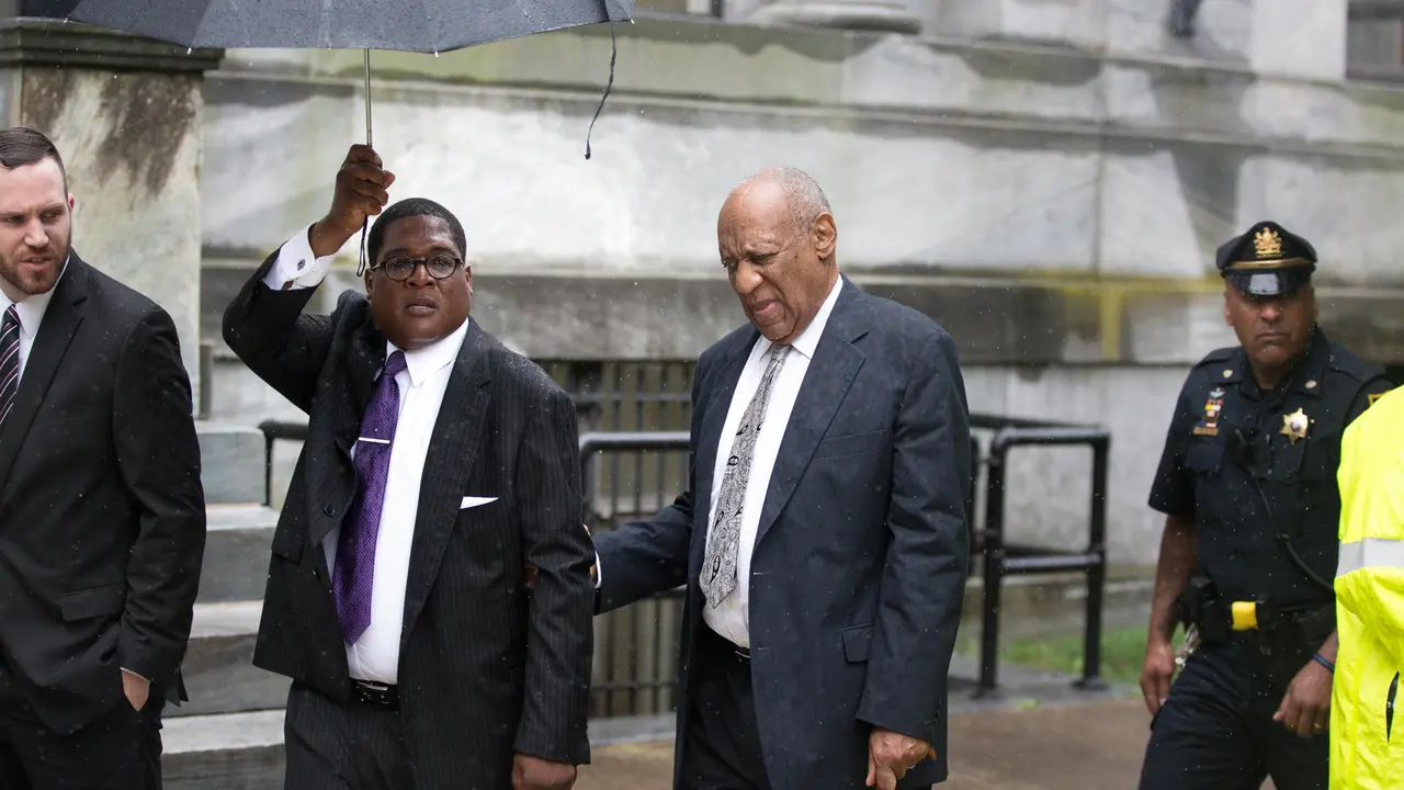 Bill Cosby a la salida del tribunal