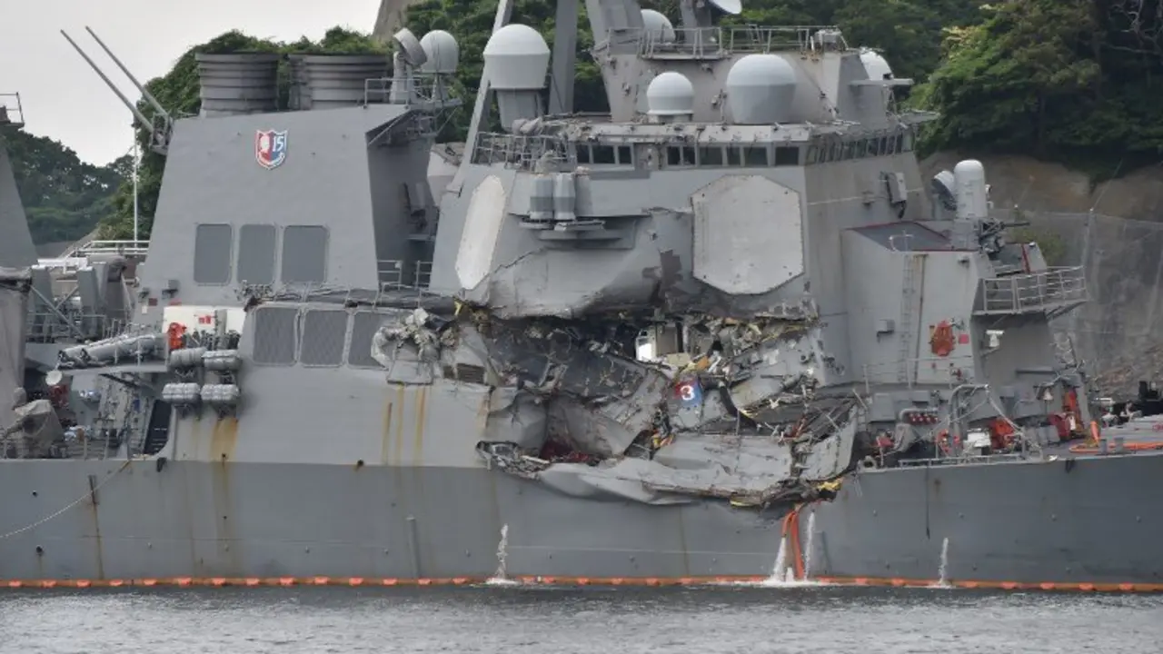 This photo shows damages on the guided missile destroyer USS Fitzgerald at its mother port in Yokosuka, southwest of Tokyo on June 18, 2017. 
A number of missing American sailors have been found dead in flooded areas of a destroyer that collided with a container ship off Japan's coast, the US Navy said on June 18, 2017. / AFP PHOTO / Kazuhiro NOGI