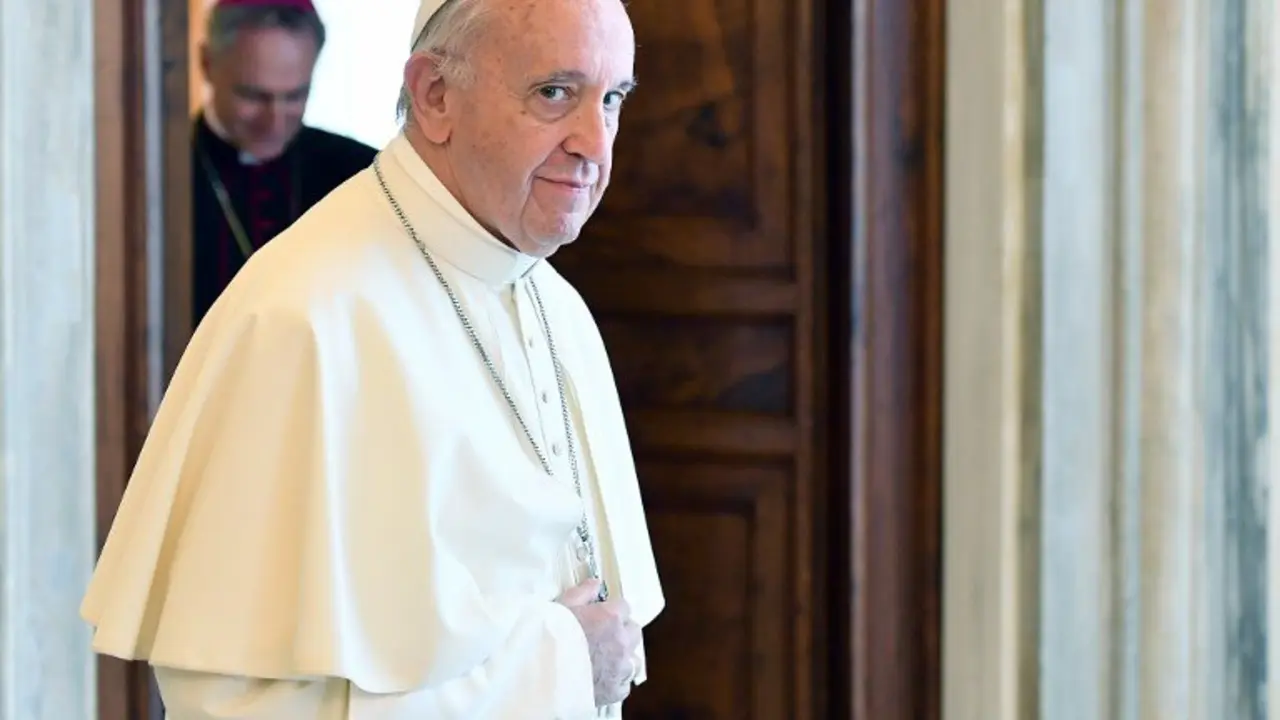Pope Francis looks on at the end of a private audience with German chancellor at the Vatican on June 17, 2017.  / AFP PHOTO / POOL / Ettore FERRARI