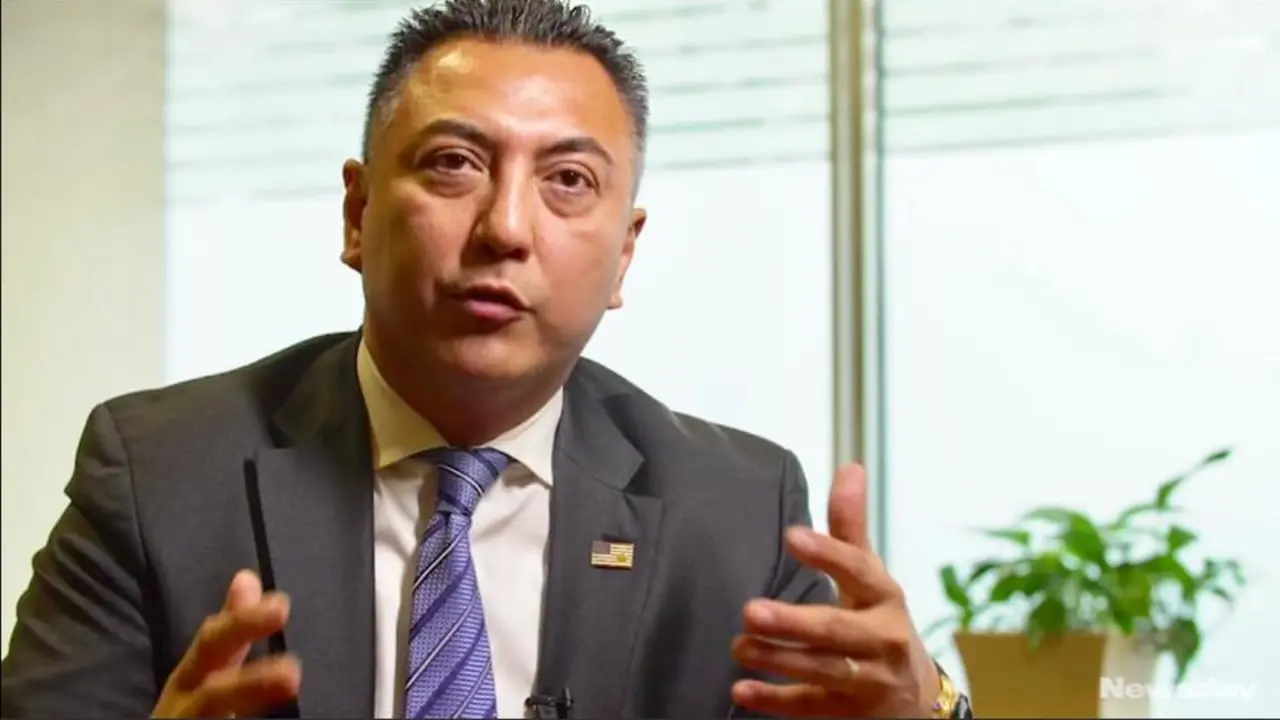 Rafael Flores, detenido por extorsi&oacute;n