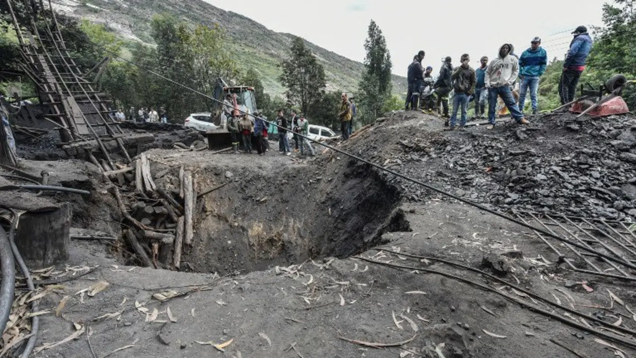 Relatives of missing miners wait during search operations after an explosion at the El Cerezo illegal coal mine killed at least eight people, in the rural area of Cucunuba, Cundinamarca Department, in central Colombia, on June 24, 2017.
An explosion at a central Colombian coal mine killed at least eight people on Friday, as rescuers scrambled to find another five who are still missing, authorities said, updating earlier figures. / AFP PHOTO / Luis ACOSTA