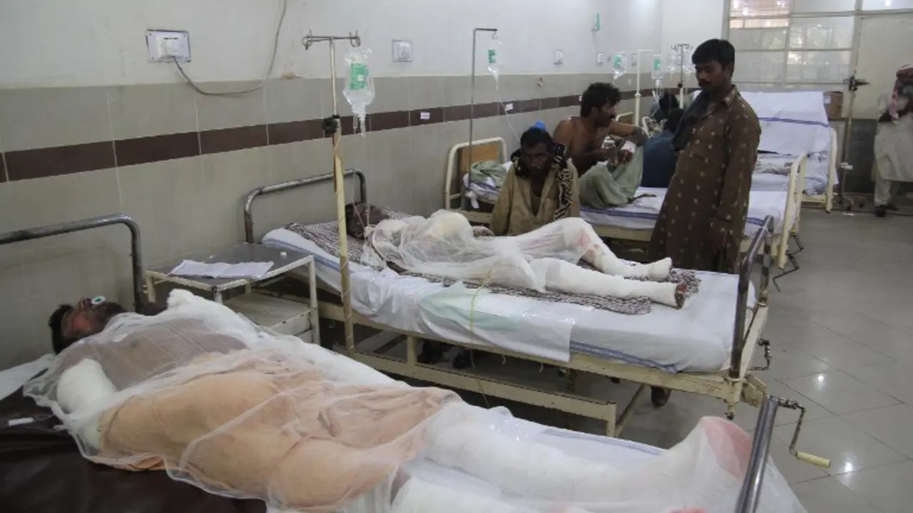 Pakistani burn victims are treated at a hospital in Bahawalpur on June 25, 2017, after oil tanker after caught fire following an accident on a highway near the town of Ahmedpur East, some 670 kilometres (416 miles) from Islamabad.
At least 123 people were killed and scores injured in an inferno that erupted after an oil tanker overturned in central Pakistan early on June 25 and crowds rushed to collect fuel, an official said. / AFP PHOTO / SS MIRZA