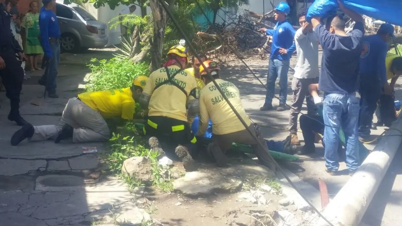 Un poste cay&oacute; sobre empleados de alcald&iacute;a