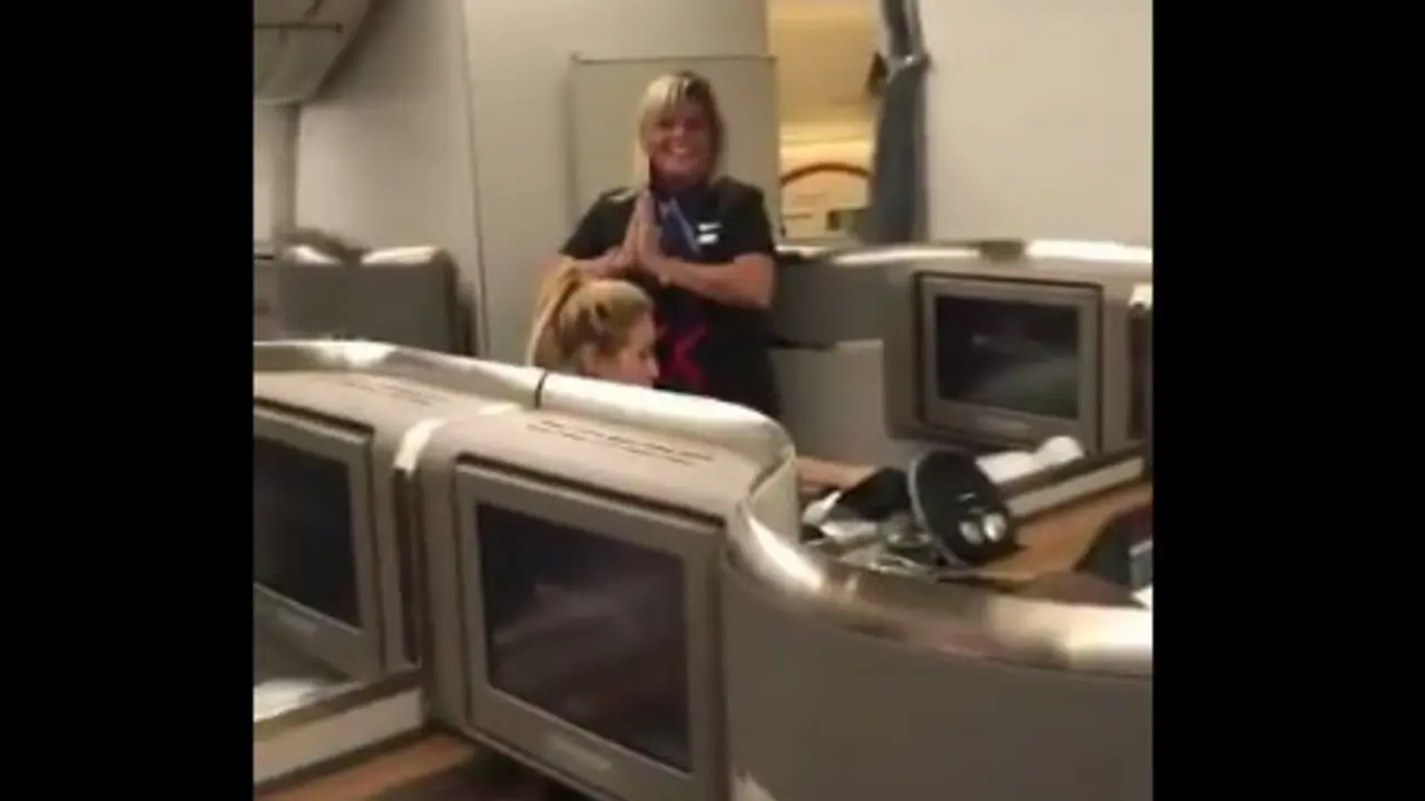 Azafata baila el Waka waka