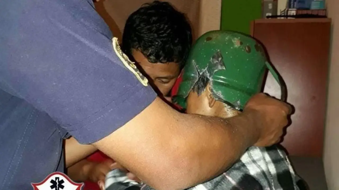 ni&ntilde;o atrapado en pichel de peltre