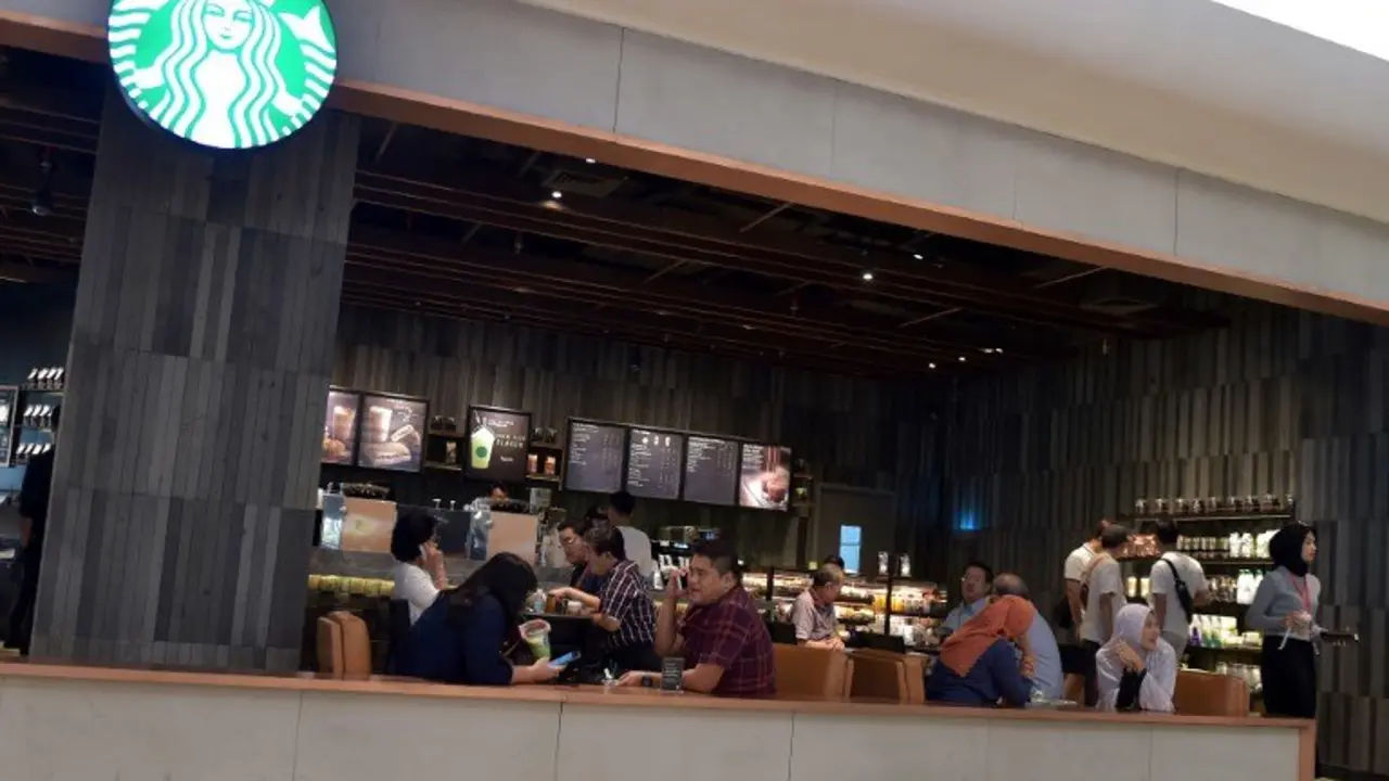 This photo taken on July 4, 2017 shows customers sitting inside a Starbucks cafe at a shopping mall in Jakarta.
Muslims in Indonesia and Malaysia were urged to boycott Starbucks on July 4 by major Islamic groups accusing the coffee chain of being pro-gay rights, as concerns grow over rising religious conservatism in both nations.  / AFP PHOTO / Adek BERRY