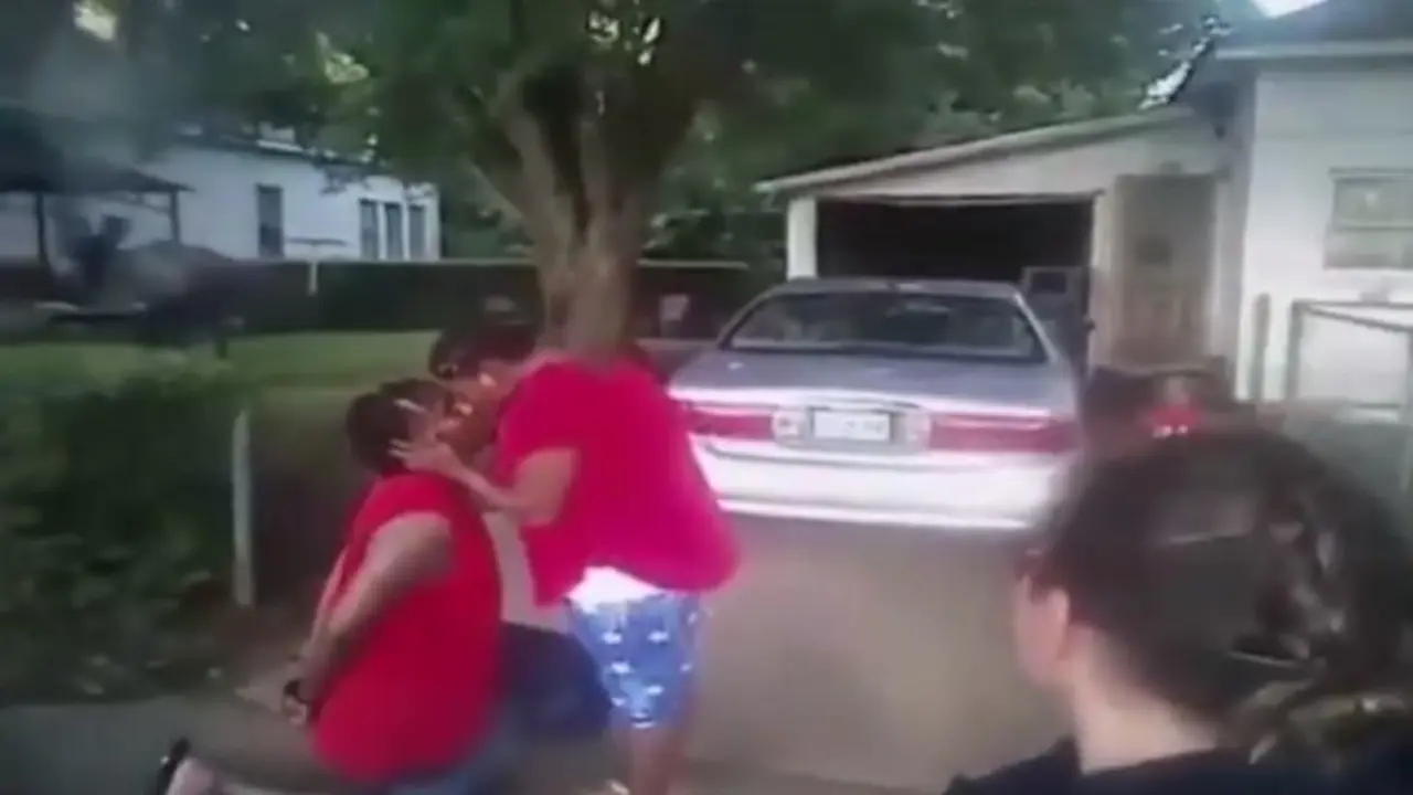 Hombre pide matrimonio antes de ir detenido