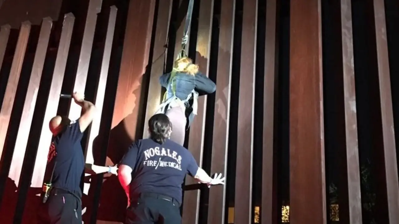 Mujer colgada en muro entre M&eacute;xico y Estados Unidos