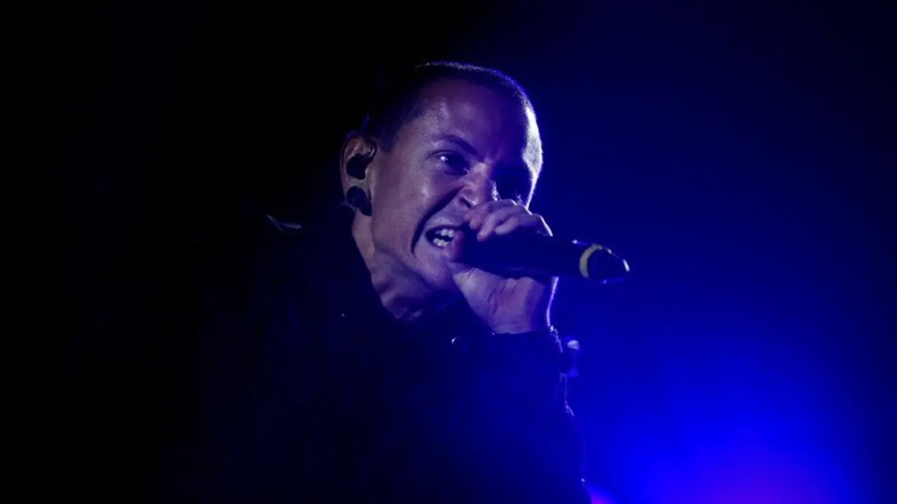 (FILES) This file photo taken on May 26, 2012 shows Linkin Park's American lead singer Chester Bennington during the Rock in Rio Lisboa music festival at Bela Vista Park in Lisbon. 
Chester Bennington, the singer of the chart-topping hard rock band Linkin Park, has died in an apparent suicide, the coroner's office said on July 30, 2017. He was 41. / AFP PHOTO / PATRICIA DE MELO MOREIRA