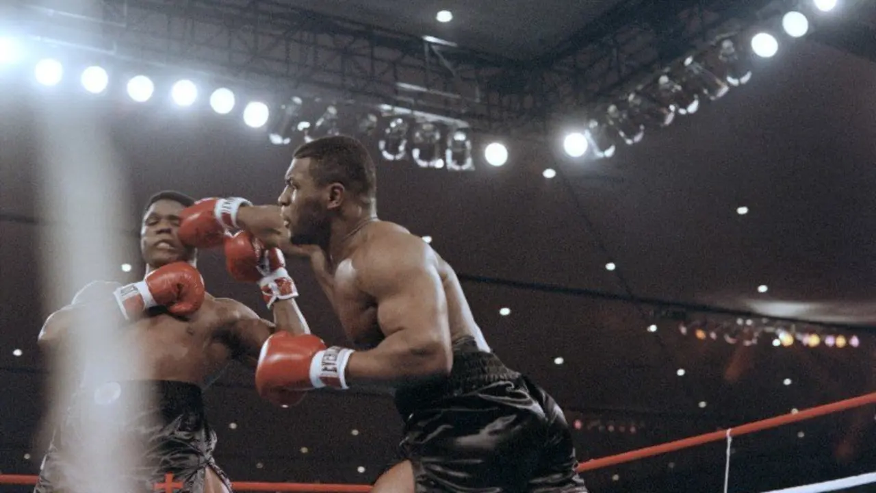 Mike Tyson (R) fights against heavyweight champion Trevor Berbick (L) to become the youngest heavyweight world champion in history on November 22, 1986 in Las Vegas. / AFP PHOTO / Carlos SCHIEBECK