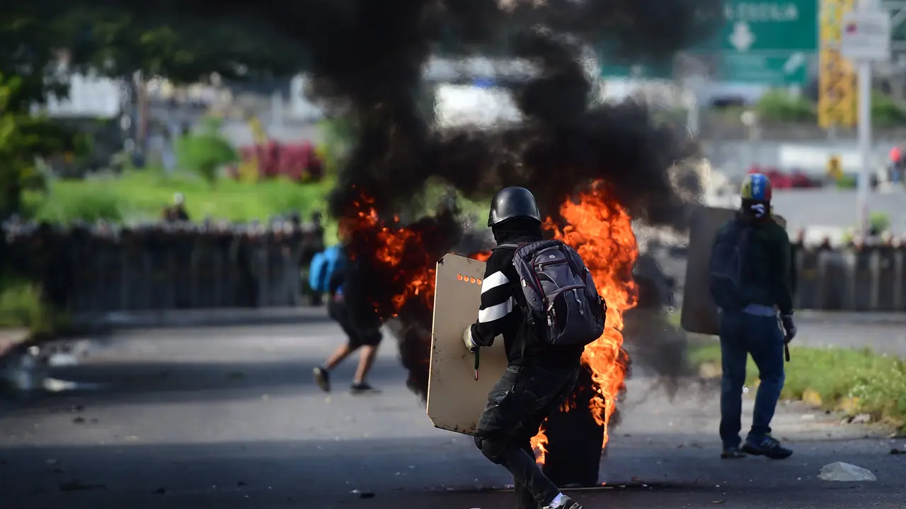Anti-government activists clash with security forces during a protest against the elections for a Constituent Assembly proposed by Venezuelan President Nicolas Maduro, in Caracas on July 30, 2017.
Deadly violence erupted around the controversial vote, with a candidate to the all-powerful body being elected shot dead and troops firing weapons to clear protesters in Caracas and elsewhere. / AFP PHOTO / Ronaldo SCHEMIDT