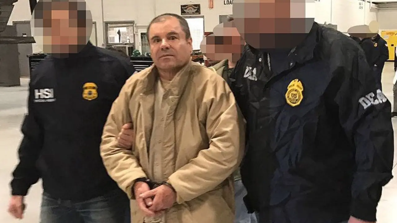 This handout picture released by the Mexican Interior Ministry on January 19, 2017 shows Joaquin Guzman Loera aka "El Chapo" Guzman (C) escorted in Ciudad Juarez by the Mexican police as he is extradited to the United States. 
Mexican drug baron Joaquin "El Chapo" Guzman, one of the world's most notorious criminals, was extradited to the United States on January 19, 2017 to face charges. - Pixelation of faces was done by the Mexican Interior Ministry / AFP PHOTO / INTERIOR MINISTRY OF MEXICO / HO /   RESTRICTED TO EDITORIAL USE-MANDATORY CREDIT "AFP PHOTO/INTERIOR MINISTRY OF MEXICO" NO MARKETING NO ADVERTISING CAMPAIGNS-DISTRIBUTED AS A SERVICE TO CLIENTS-XGTY