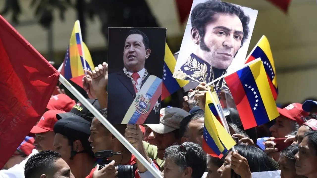 Government supporters carry images of late Venezuelan President Hugo Chavez (L) and Venezuelan Liberator Simon Bolivar during a rally in Caracas on the day of the installation of the Constituent Assembly on August 4, 2017.
Venezuelan President Nicolas Maduro was set to install a powerful new assembly packed with his allies Friday, dismissing an international outcry and opposition protests saying he is burying democracy in his crisis-hit country. / AFP PHOTO / JUAN BARRETO
