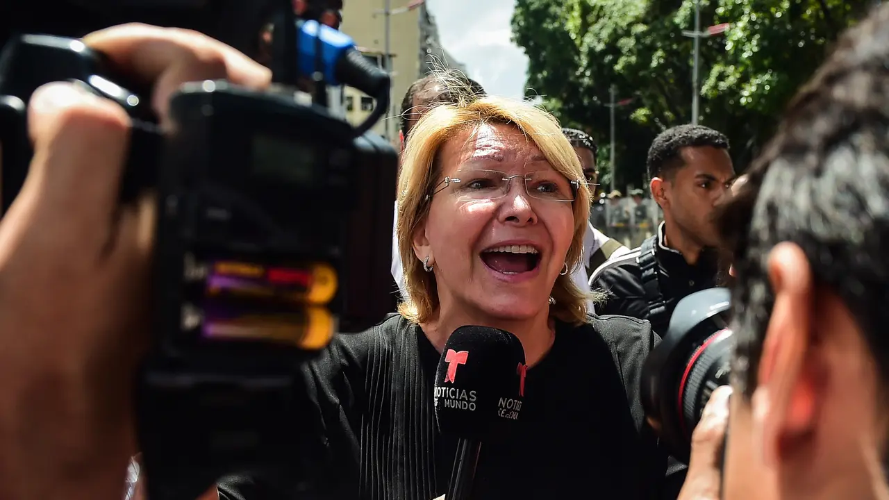 Venezuela's chief prosecutor Luisa Ortega (C), one of President Nicolas Maduro's most vocal critics, speaks to the press during a flash visit to the Public Prosecutor's office in Caracas on August 5, 2017 as national guard units are posted at the entries and exits to the building.
New Venezuela assembly fired dissident attorney general Ortega on Saturday. Earlier Ortega denounced her offices were "under siege" by troops, as a new loyalist assembly was about to start work to bolster the policies of President Nicolas Maduro and counter his foes. / AFP PHOTO / Ronaldo SCHEMIDT