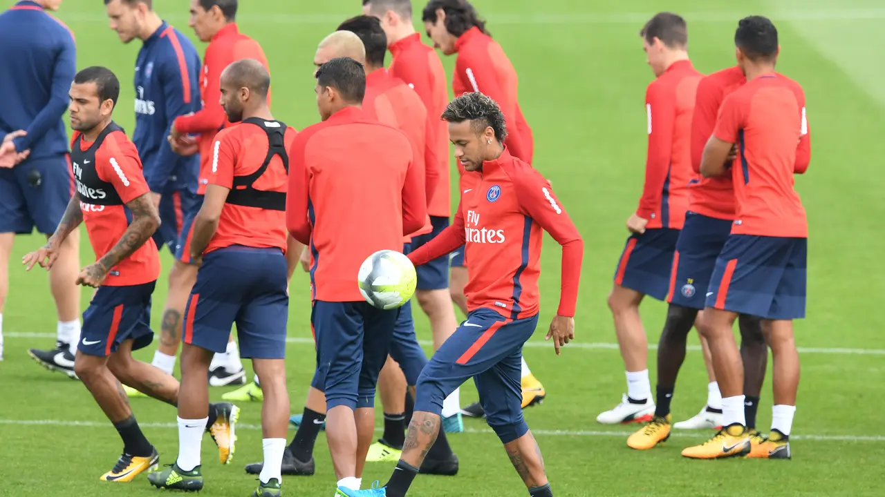 Neymar durante un entreno con el PSG