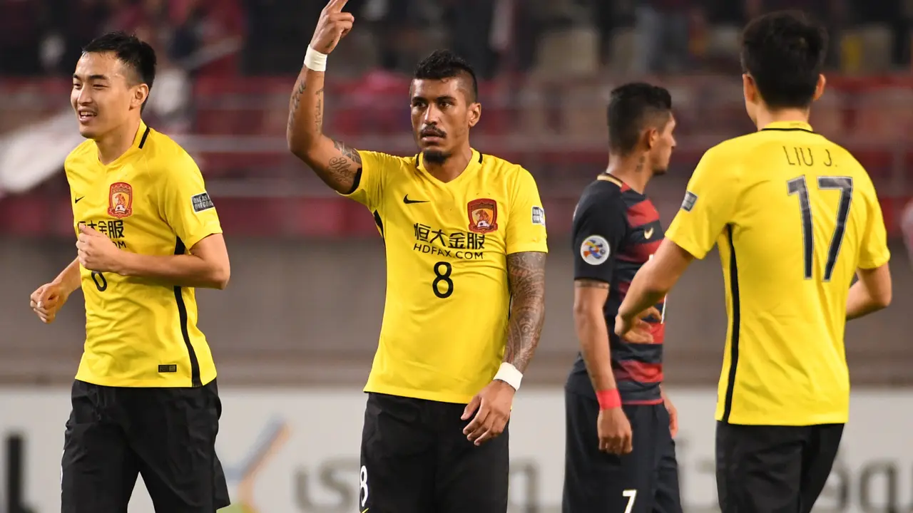 Paulinho en un juego con el Guangzhou Evergrande