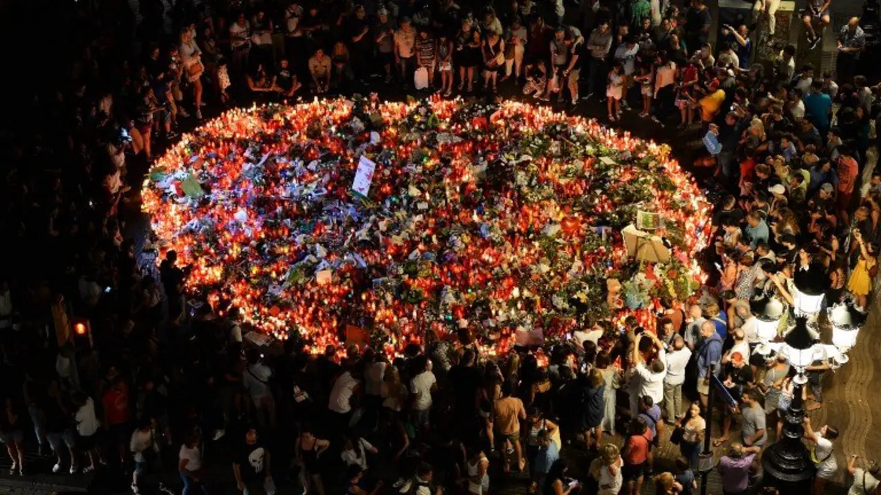 People pay tribute to the victims of the Barcelona attack on Las Ramblas boulevard in Barcelona on August 19, 2017, two days after a van ploughed into the crowd, killing 13 persons and injuring over 100.
Drivers have ploughed on August 17, 2017 into pedestrians in two quick-succession, separate attacks in Barcelona and another popular Spanish seaside city, leaving 14 people dead and injuring more than 100 others. / AFP PHOTO / Josep LAGO
