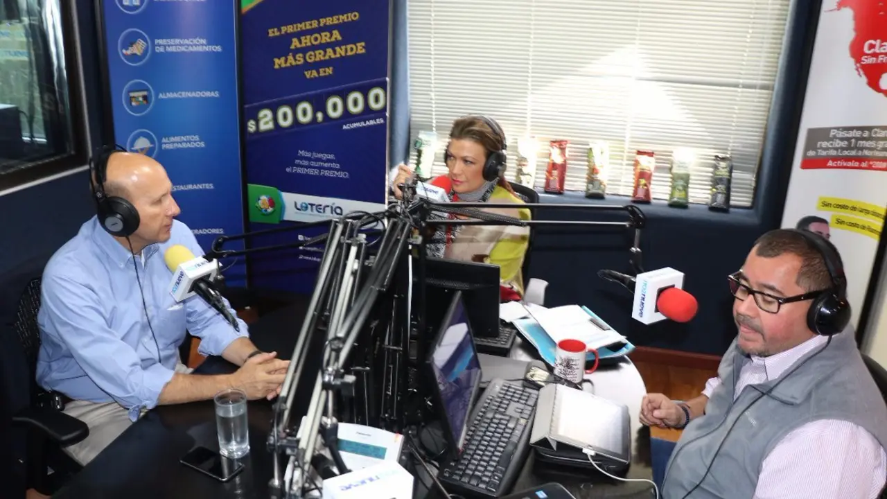 Javier Sim&aacute;n en radio 102Nueve