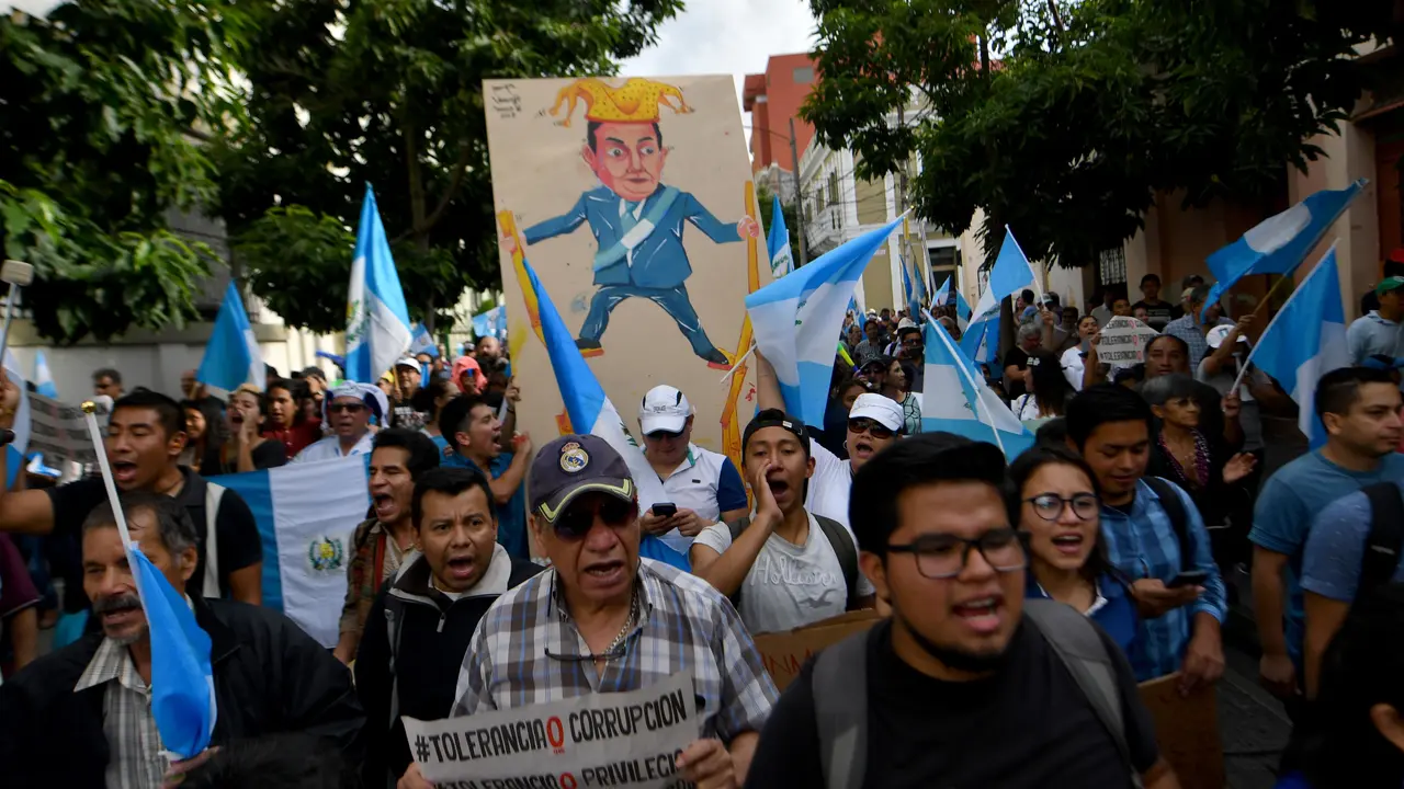 Guatemaltecos marchan para exigir la renuncia de Jimmy Morales