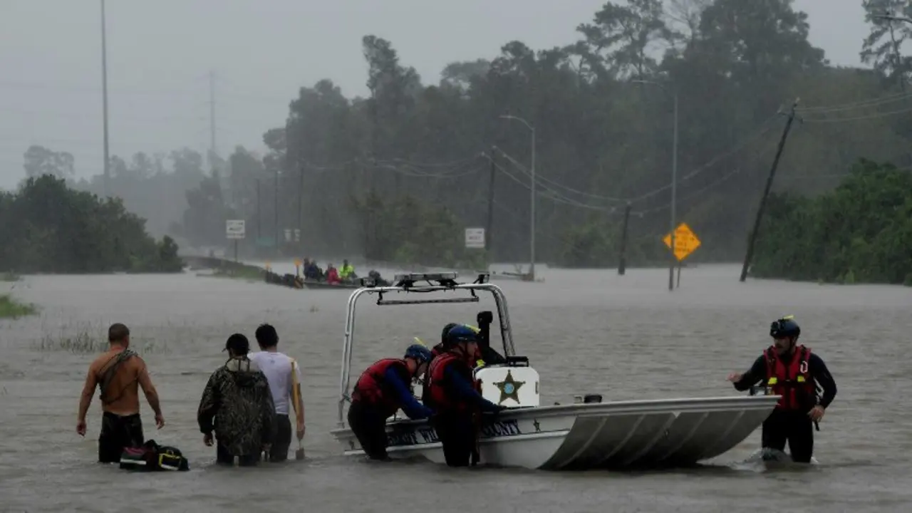 A Sheriff Dept boat prepares to rescue people after Hurricane Harvey caused heavy flooding in Houston, Texas on August 28, 2017.  
Rescue teams in boats, trucks and helicopters scrambled Monday to reach hundreds of Texans marooned on flooded streets in and around the city of Houston before monster storm Harvey returns. / AFP PHOTO / MARK RALSTON