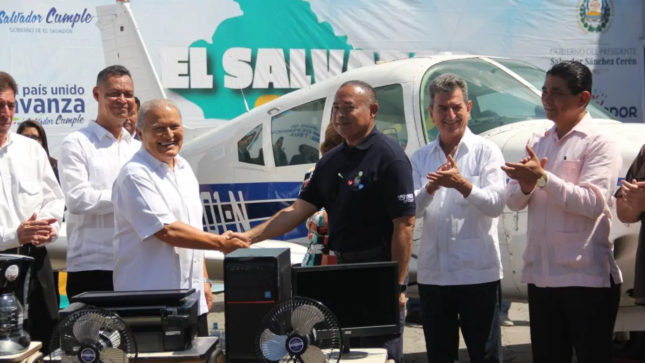 Donacion de avioneta a Seguridad